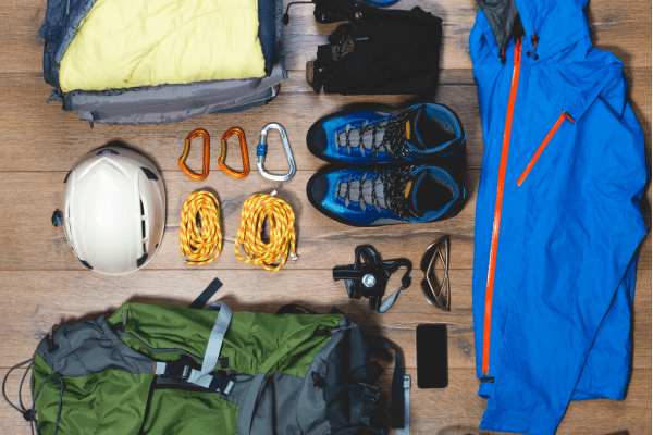 Equipamentos Leves e Compactos para Aventureiros que Amam Viajar com Pouca Bagagem